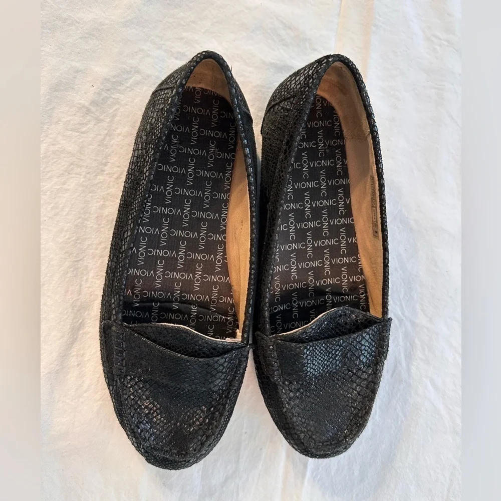 Vionic Black Embossed Croc Metallic Loafers Size 7.5
